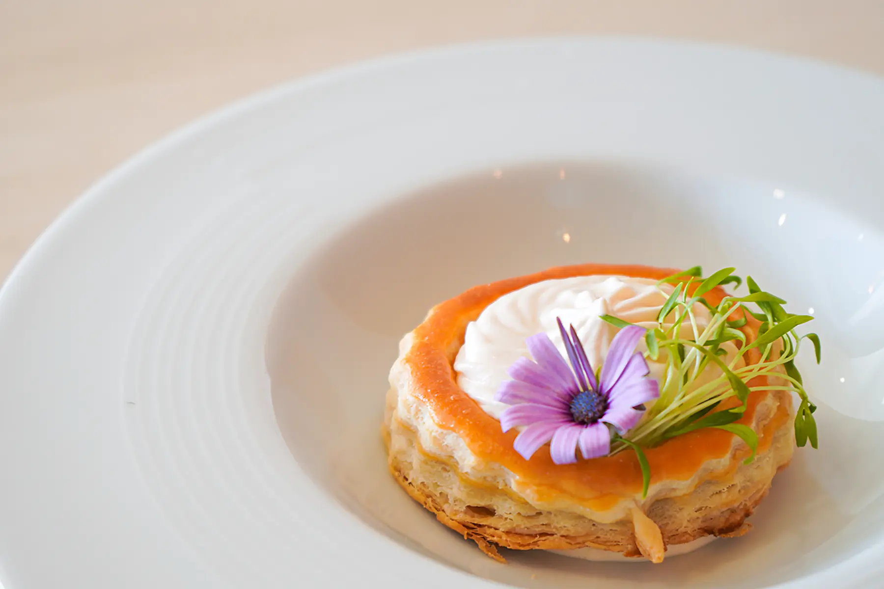 Volován de masa de hojaldre con mouse de salmón con flor morada de especialidad Francés de hotel Oceano Palace Mazatlán.